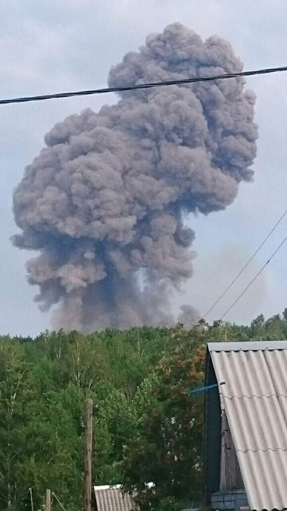 В Красноярском крае введен режим ЧС из-за взрывов боеприпасов на горящем складе