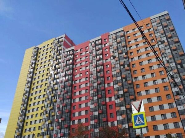 Власти Москвы отчитываются об очередном переселении по реновации, новоселы – о неважном качестве нового жилья