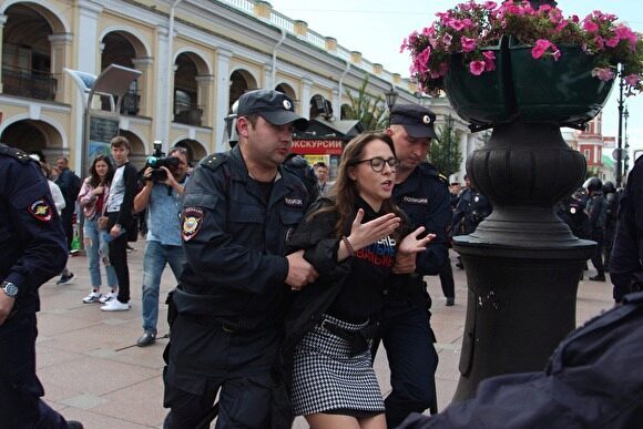 В Петербурге замглавы штаба Навального арестована на 6 суток за организацию митинга