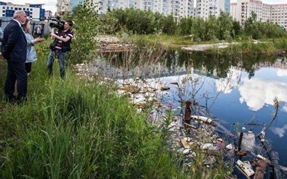 В Сургуте на реке Сайма обнаружено нефтяное пятно на площади 2 тыс. кв. метров