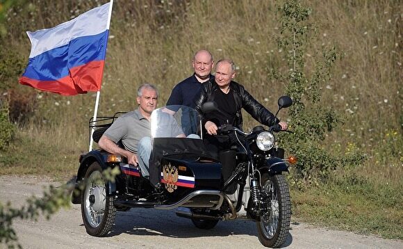 Юрист попросил ГИБДД наказать Владимира Путина за езду на мотоцикле без шлема