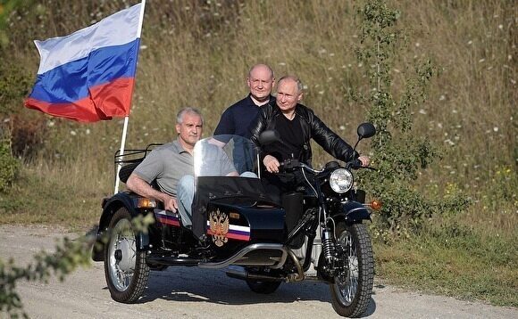 Аксенов объяснил детям, почему Путин в Крыму ездил на мотоцикле без шлема