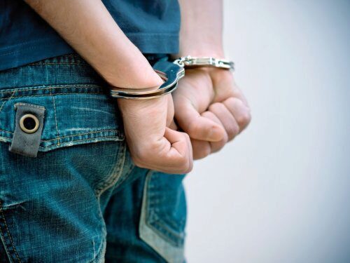 Американский полицейский надел наручники на шестилетних детей