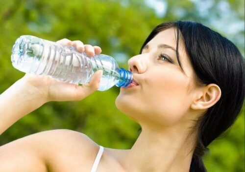 Эксперты опровергли мифы о количестве необходимой воды для организма