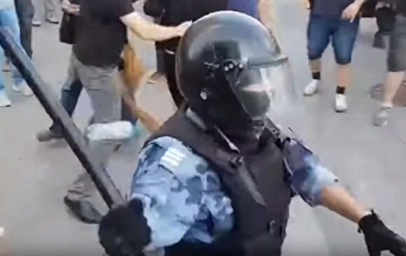 Фигуранта «дела 27 июля» обвиняют в применении насилия к полицейскому. На видео этого нет