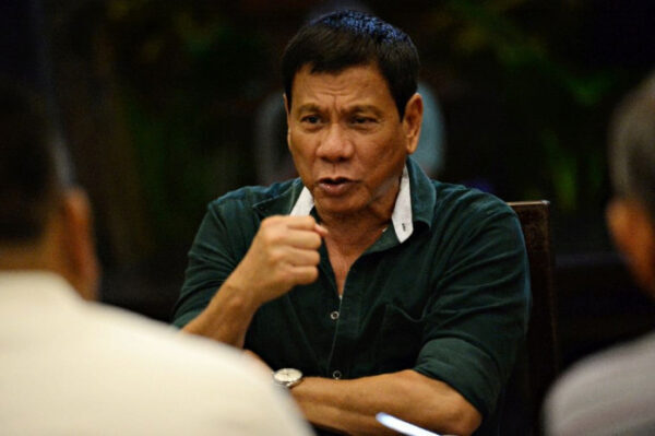 Филиппинский президент разрешил бить чиновников-взяточников