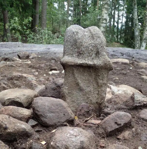 Гигантский каменный пенис, предназначенный для древних ритуалов, обнаружен в Швеции