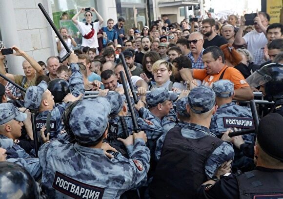 «Левада-центр»: 30% россиян допускают вероятность политических акций протеста