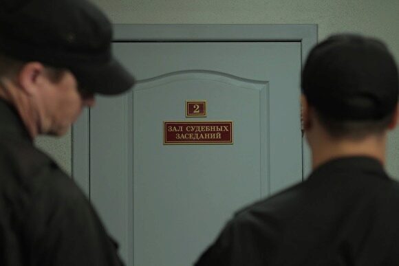 На Урале суд вынес приговор полицейскому, устроившему 23 февраля стрельбу из автомата