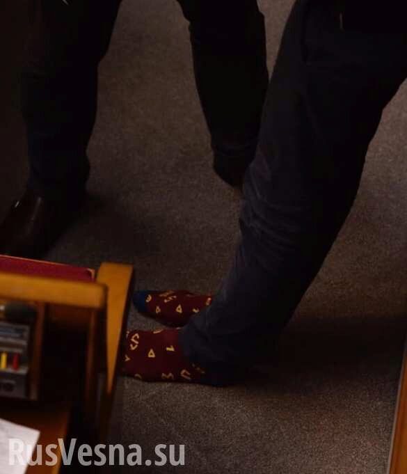 «Носки дня»: в Раде заметили депутата без обуви (ФОТО)