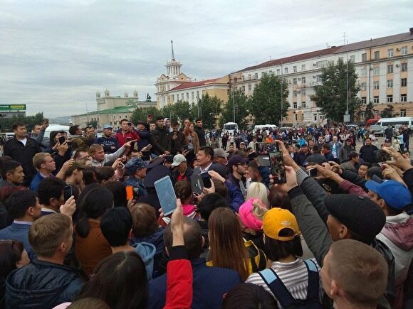Против участников митинга в Улан-Удэ полиция составила протоколы. Люди скандируют «У нас украли выборы!»