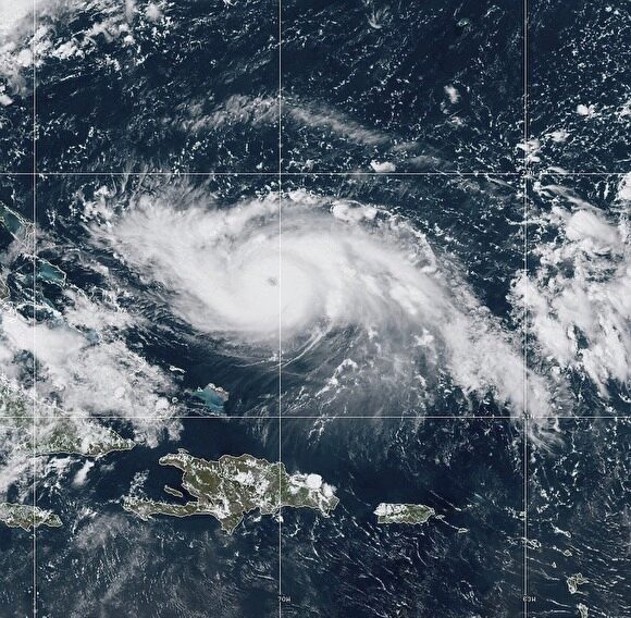 Ураган Dorian усилился и движется к Багамским островам