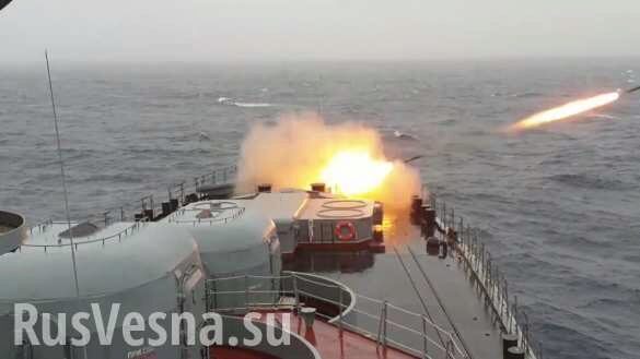 Ураганный огонь в шторм: боевые корабли ВМФ России показали, что ждёт врага в Арктике (ВИДЕО)