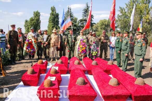 В ДНР торжественно перезахоронили останки 47 красноармейцев, обнаруженных поисковиками (ФОТО, ВИДЕО)