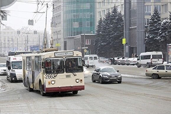 В Челябинске на перекрестке, где фура оборвала провода, еще сутки не будет троллейбусов