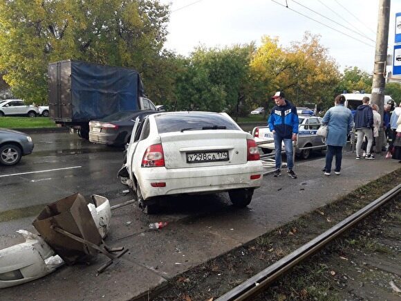 В Челябинске водитель «Приоры» снес ограждение на остановке. Есть пострадавшие
