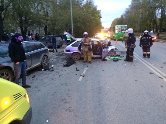 В Екатеринбурге на улице Титова серьезное ДТП с несколькими пострадавшими