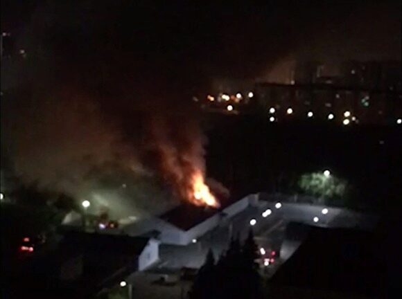 В Екатеринбурге ночью загорелась крыша архива СвЖД