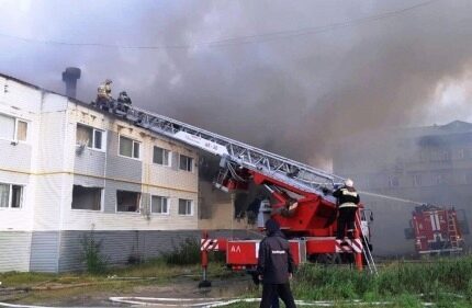 В Новом Уренгое два часа тушили пожар в расселенном доме