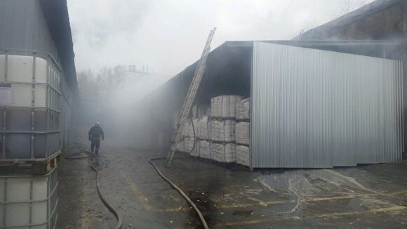 В Первоуральске загорелось здание производственного предприятия
