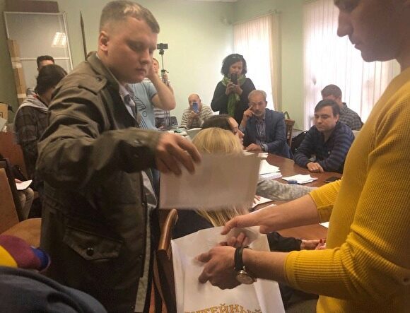 В Петербурге депутата от «Яблока» выбрали путем жеребьевки