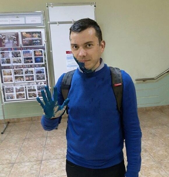 В Петербурге главу штаба Навального облили зеленкой