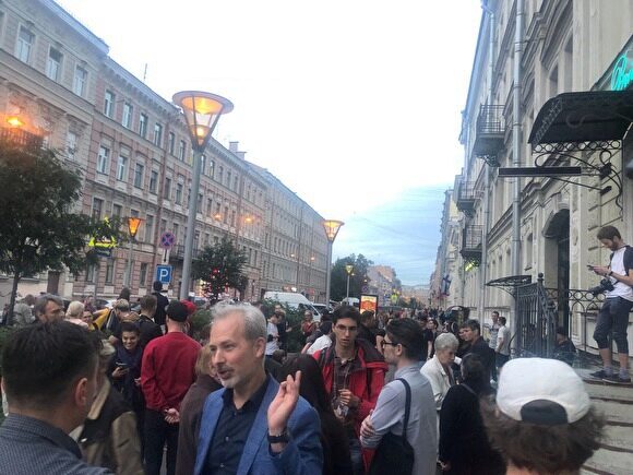 В Петербурге оппозиция, победившая на выборах в центре города, вышла на стихийный митинг