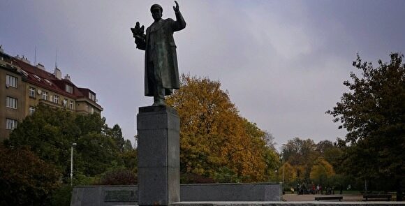 В Праге мужчина приковал себя к памятнику Коневу