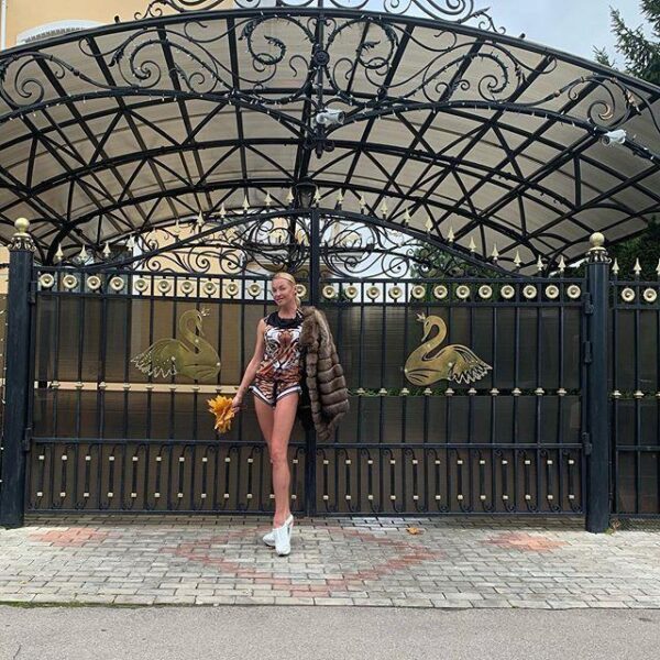 Анастасия Волочкова надела платье с глубоким декольте на день рождения Алексея Пушкова