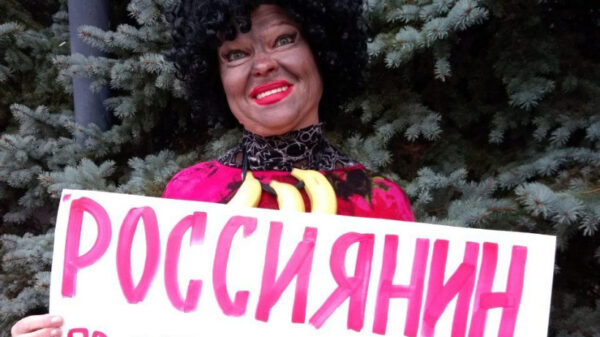 Балаковская активистка в образе африканки прокомментировала новость о благосостоянии россиян