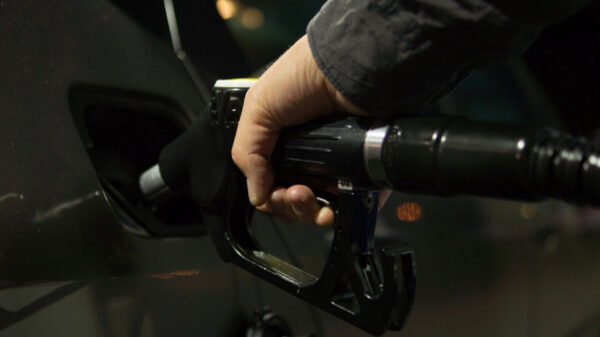 Цены на бензин в Саратове остаются выше средних по Поволжью и России