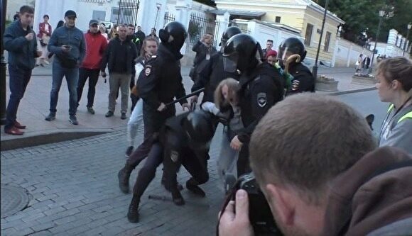 Дарья Сосновская, избитая силовиками на митинге, обратилась в суд из-за бездействия СК