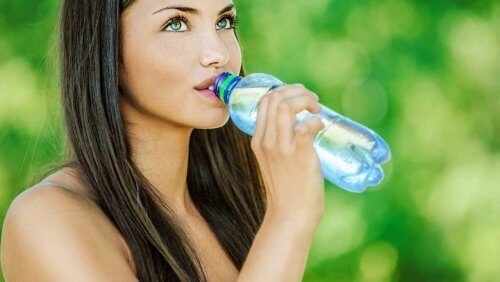Эксперты назвали самые главные причины пить много воды