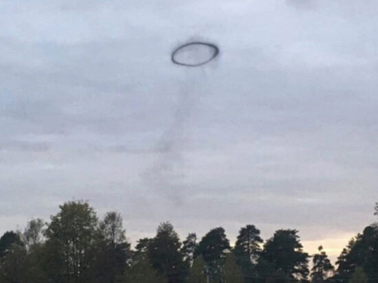 Инопланетяне в виде черного кольца напугали очевидцев, но нашлась разгадка