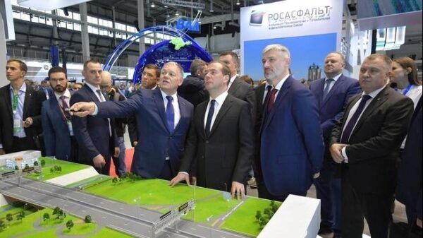 Медведев побывал на выставке «Дорога-2019» в Екатеринбурге