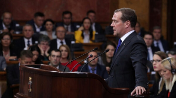 Медведев рассказал сербским депутатам о связи мирового терроризма терроризма с «насаждением» демократии