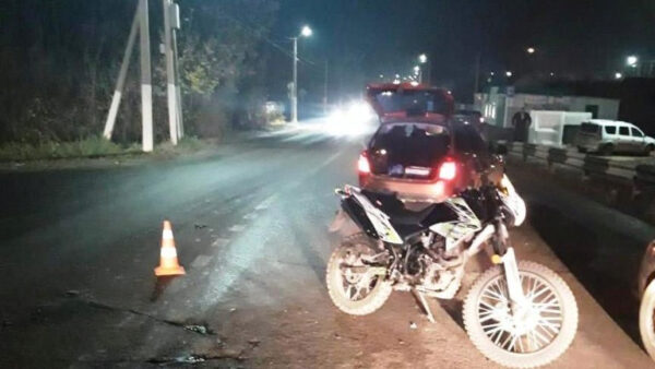 Мотоциклиста с травмами доставили в больницу после столкновения с «Ладой»