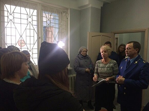 Первый зампрокурора области встретился с жителями аварийного дома в Верхнем Уфалее