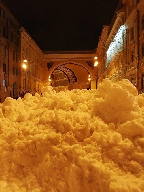 Петербургу и этой зимой грозит снежный коллапс. Из-за отсутствия техники