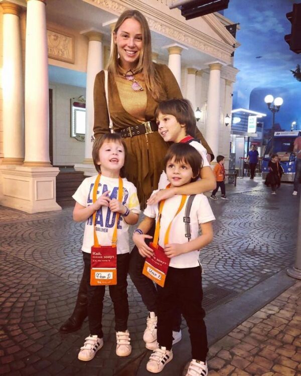 Полина Диброва с сыновьями посетила подиум Недели моды в Москве