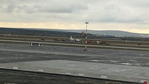 Работа аэропорта Кольцово остановлена из-за экстренной посадки военного самолета