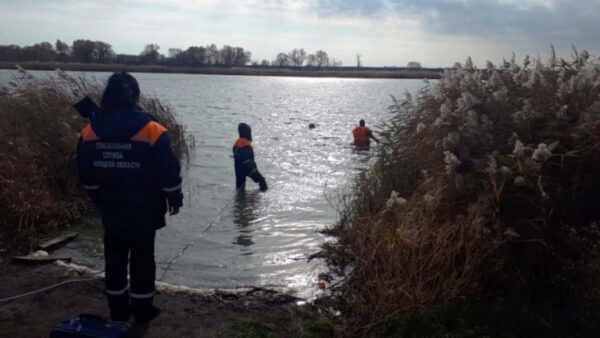 Спасатели подняли со дна реки тело утонувшего рыбака