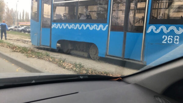 Трамвай сошел с рельсов в Липецке