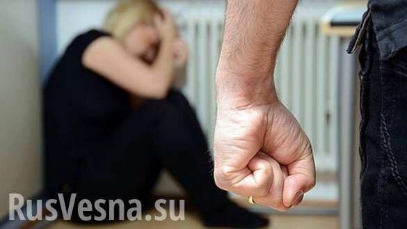 Украинский полицейский ударил девушку по лицу в ответ на вопрос (ВИДЕО)