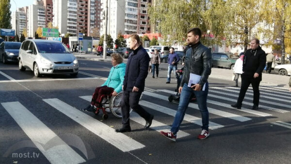 Улицу Космонавтов протестировали инвалиды-колясочники