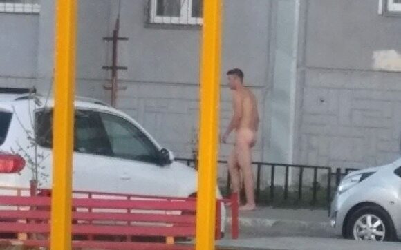 В Челябинске по спальному району бродил голый мужчина