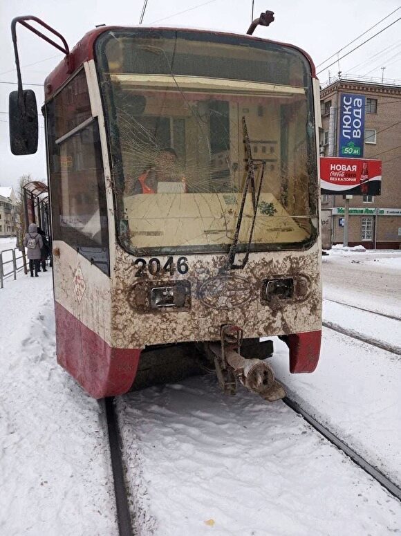 В Челябинске снегоуборочная машина столкнулась с трамваем
