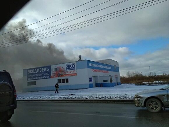 В Челябинске тушат крупный пожар на складе стройматериалов