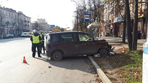 В Екатеринбурге Toyota врезалась в ВАЗ и дерево: пострадали мать и двое детей
