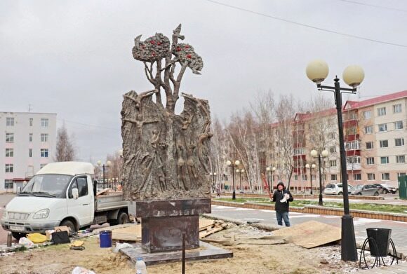 В Нефтеюганске началась установка памятника детям, погибшим в ДТП под Ханты-Мансийском